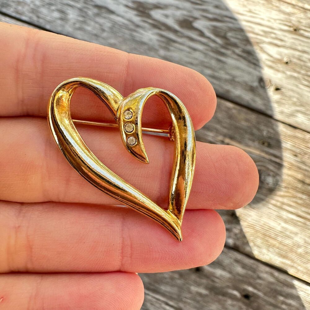 Vintage Jewelry Gold Tone Heart brooch pin with rhinestones